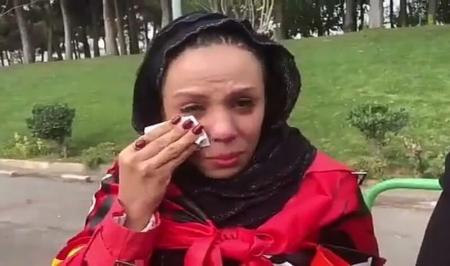 اشک‌های دختر پرسپولیسی پشت درهای استادیوم (ویدئو)