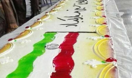 هجوم راهپیمایان به کیک در ساری، بهانه انتقاد در جشن 40 سالگی (فیلم)