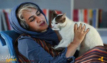 منتقد زن به ورطه عشق دیوانه‌وار یک گربه افتاد (عکس)