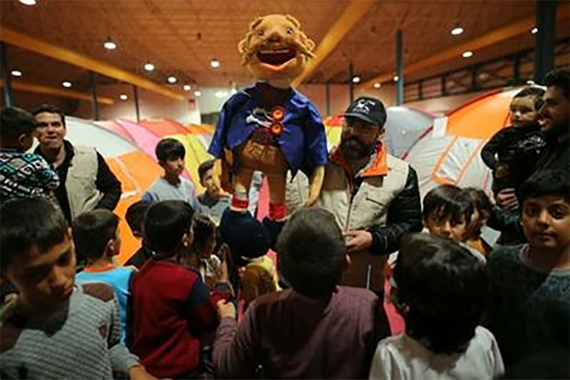 پیرو سیل ناگوار در گلستان و مازندران نخستین واکنش جامعه هنری اجرای نمایش‌های عروسکی برای کودکان این مناطق است.