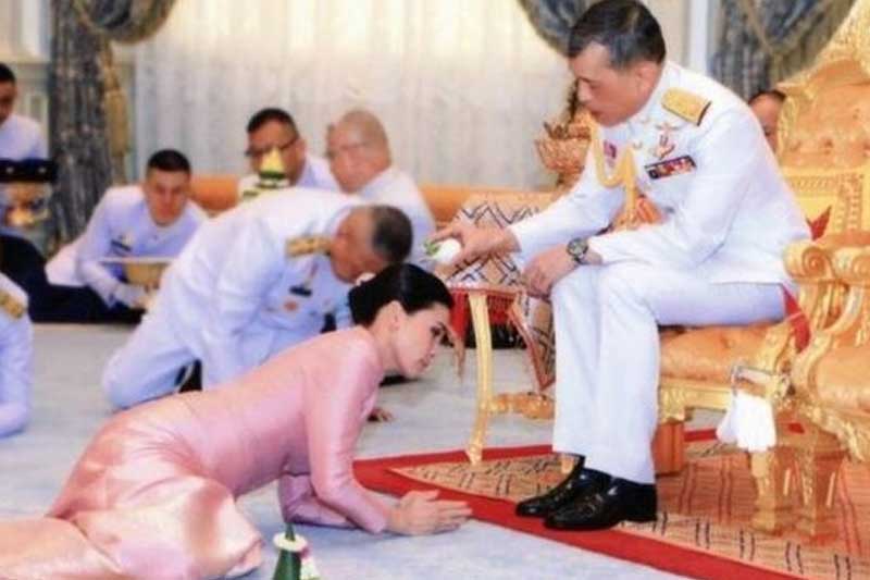 ازدواج پادشاه تایلند با مهماندار هواپیما