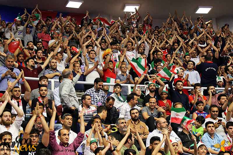 تماشاگران بازی والیبال ایران و لهستان - عکس از علی آقا یاری