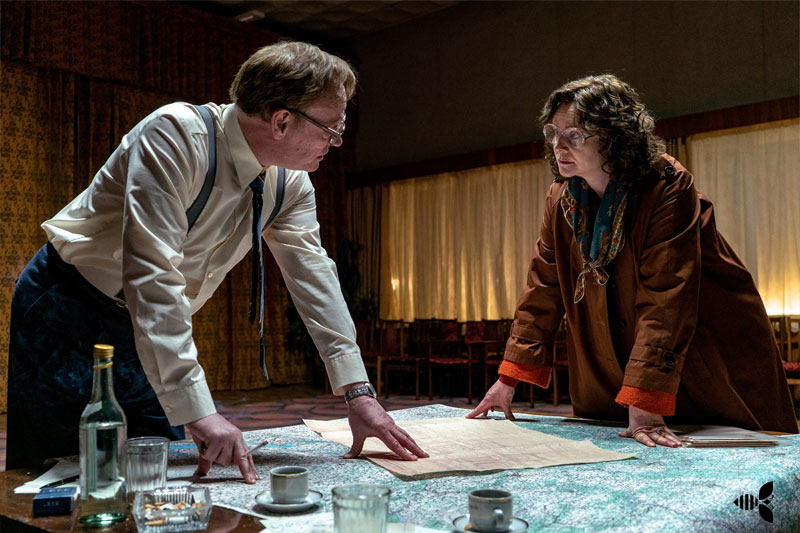 امیلی واتسون و جرد هریس در نمایی از سریال chernobyl