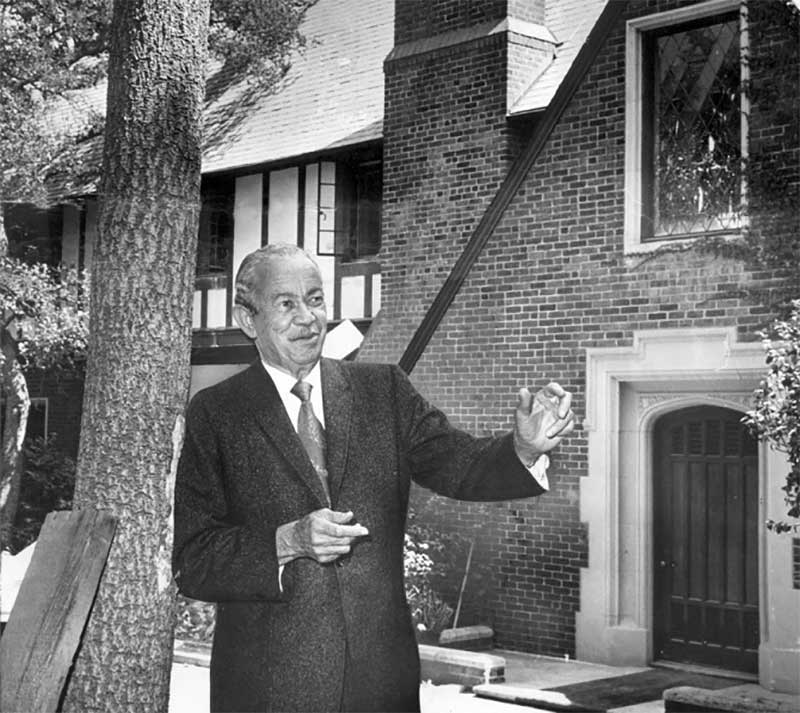 پال رور ویلیامز در کنار یکی از طرح های معماری اش ایستاده