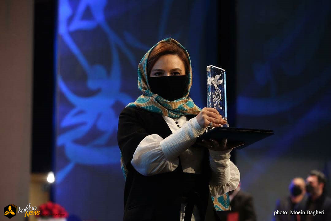 گلاره عباسی و سیمرغ بهترین بازیگر نقش مکمل زن سی و نهمین جشنواره فیلم فجر
